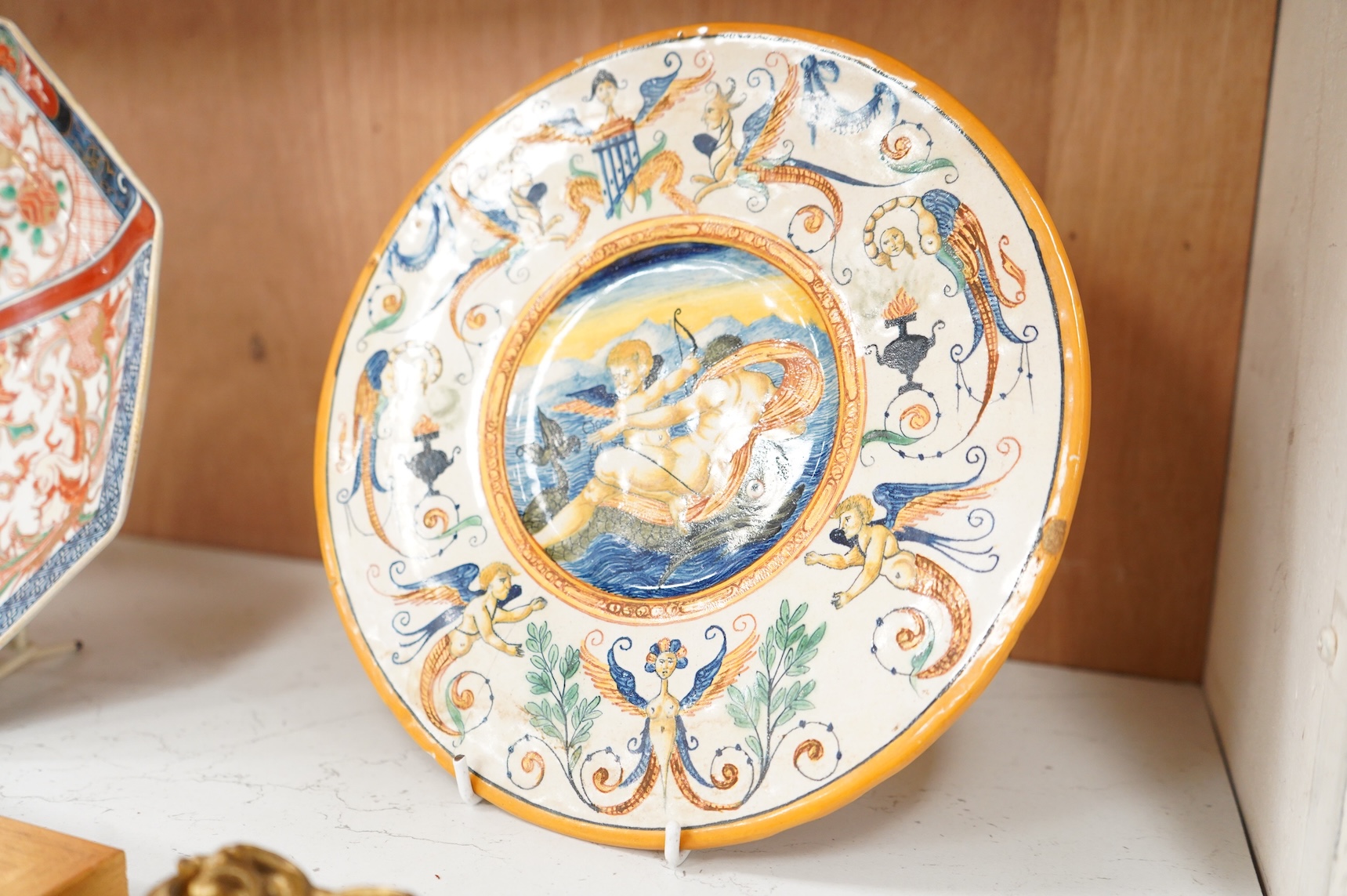 A Deruta style maiolica footed dish, 26cm in diameter